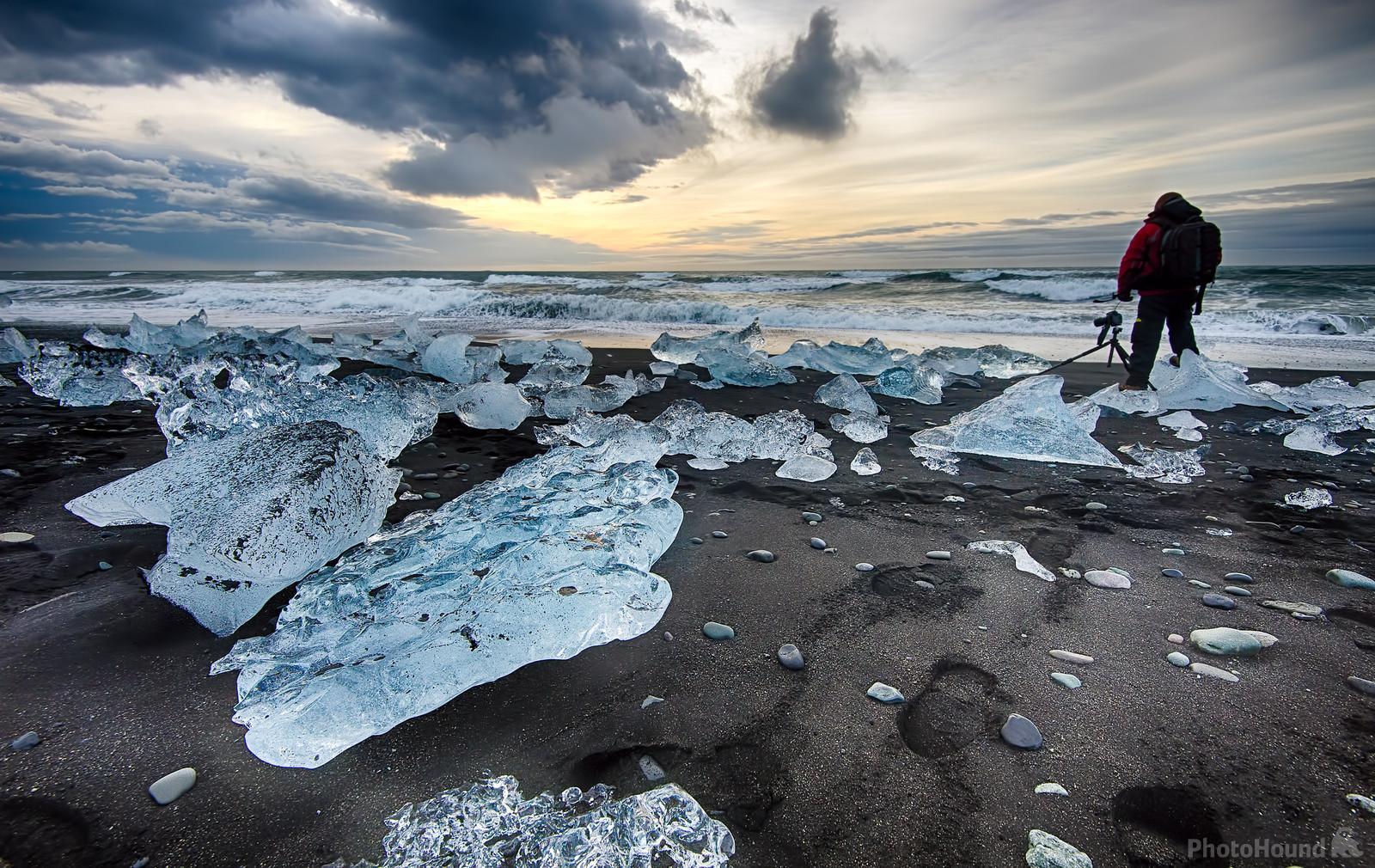 Iceland’s Jökulsárlón Glacier Lagoon & Diamond Beach: A Must-See Landscape of Floating Ice and Crystal Shores