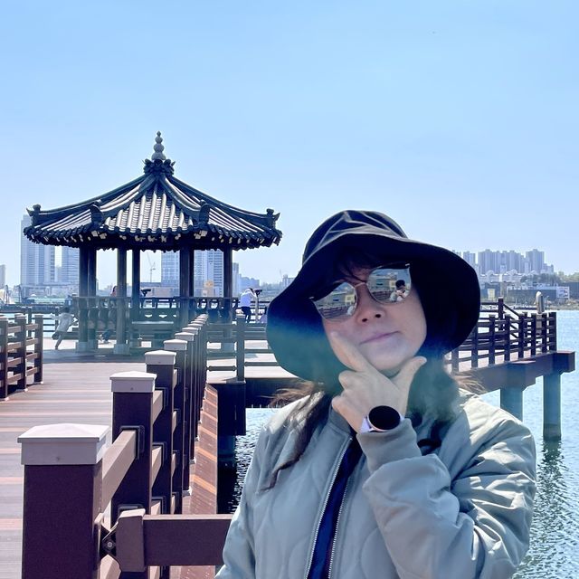 청초호 한가운데에 떠있는 정자