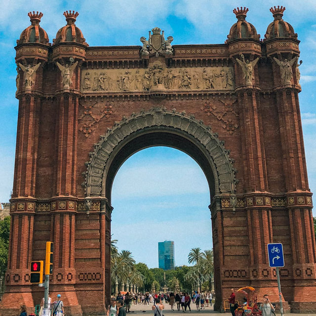 Arc de Triomf in Barcelona is great for photos 🇪🇸