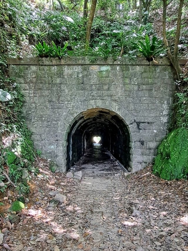 造訪瑞芳的遺址：六坑斜坡索道及無極索道北隧道