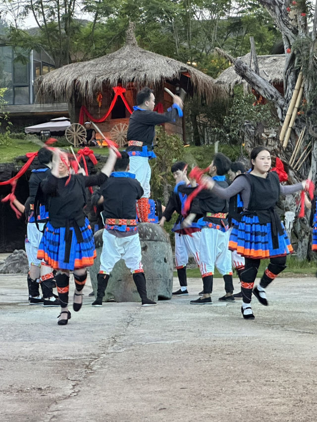 白天遊小七孔，晚上去瑤山古寨，體驗非遺文化特色