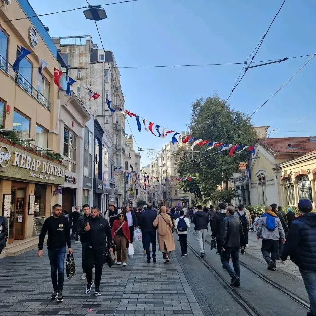 🚶‍♂️🌆 Discover Istiklal Avenue: The Heartbeat of Istanbul! 🇹🇷✨


