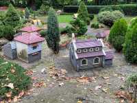 Model Tudor Village in Fitzroy Gardens 🏢