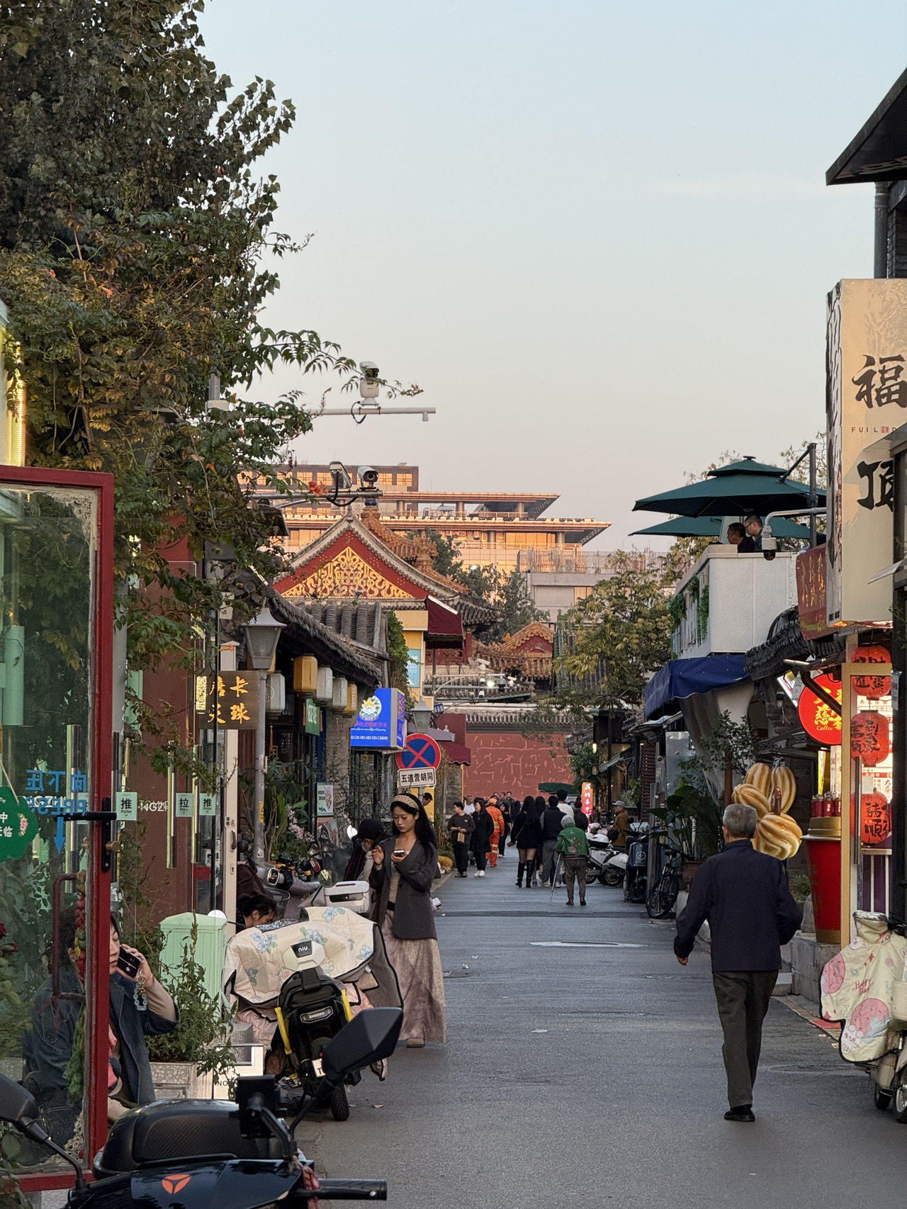 Hutongs are ancient neighborhoods where ordinary people lived around the Forbidden City. This particular one dates back to the Ming Dynasty. Unlike many other hutongs in Beijing, locals still reside here.
Gray walls made of old bricks, curved roof tiles, carved stones at the gates, and dense tree canopies emerging from the inner courtyards of siheyuan.
It's delightful to get lost here and then find yourself on the most beautiful street with small shops and cafes:
📍Wu Dao Ying Hu Tong
This street is rightfully the most beautiful of all. It is located near the Confucius Temple and the Lama Temple, making it convenient to visit them together.
A bit of history:
The name itself preserves the memory of the past.
"Wu Dao Ying" translates to "Fifth Road Camp" and traces its history back to the Ming Dynasty when barracks of the capital garrison were located here.
Later, during the Qing Dynasty, it became a district where noble families of Manchu origin settled.