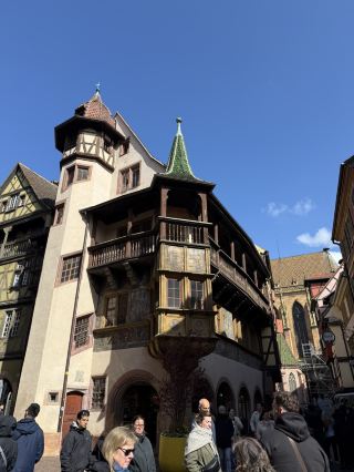 สัมผัสเสน่ห์ของการเดินเล่นและล่องเรือราวกับเทพนิยายในเมืองเก่าโคลมาร์! 🚶♂️🌈🛶 เตรียมตัวพบกับบ้านเรือนสีพาสเทล ตรอกซอกซอยปูด้วยหิน และภาพสะท้อนอันงดงามใน La Petite Venise

เริ่มต้นการสำรวจของคุณในเมืองเก่าโคลมาร์ (68000 Colmar, France – เปิดตลอดวัน ตลอดทั้งปี) เดินเล่นไปตามตรอกซอกซอยที่ปูด้วยหินและแสงแดดส่องถึง เรียงรายไปด้วยบ้านไม้ที่ทาสีสดใส นี่คือภาพที่สวยงามเหมาะแก่การลงอินสตาแกรม! ลองถ่ายภาพตรอกซอกซอยพร้อมกับเมฆปุยๆ ลอยอยู่เหนือศีรษะเพื่อภาพที่สมบูรณ์แบบราวกับโปสการ์ด อย่าพลาดการถ่ายภาพระยะใกล้: โครงไม้และกระถางดอกไม้เป็นมุมที่สร้างสรรค์

จากนั้น มุ่งหน้าไปยัง La Petite Venise (Quai de la Poissonnerie, 68000 Colmar, France – เปิดตลอดวัน) สิ่งที่ห้ามพลาด: ขึ้นเรือลำเล็กเพื่อล่องไปตามคลองอย่างสบายๆ เงาสะท้อนของอาคารสีสันสดใสบนผืนน้ำคือเสน่ห์ราวกับเทพนิยายของเมืองโคลมาร์ ช่วงเช้าตรู่หรือช่วงบ่ายแก่ๆ จะได้แสงที่นุ่มนวลและผู้คนน้อยกว่า เหมาะสำหรับการถ่ายภาพที่สวยงามราวกับฝัน เคล็ดลับ: พกกล้องที่มีเลนส์มุมกว้างหรือใช้โทรศัพท์ในโหมดพาโนรามา บ้านเรือนริมแม่น้ำและระลอกคลื่นเบาๆ นั้นงดงามจนยากที่จะต้านทาน

เคล็ดลับเพิ่มเติม: สวมรองเท้าที่สบาย ถนนเป็นหินกรวดและแคบ เหมาะสำหรับการเดินเล่น แต่จะทำให้เมื่อยเท้าหลังจากเดินเป็นเวลานาน หากอากาศแจ่มใส แว่นกันแดดจะช่วยได้ พกร่มขนาดเล็กไปด้วย เพราะสภาพอากาศในแคว้นอัลซาสเปลี่ยนแปลงได้อย่างรวดเร็ว ระมัดระวังเมื่ออยู่ใกล้คลอง ระวังการก้าวเดินเมื่อขึ้นเรือ โดยเฉพาะอย่างยิ่งกับเด็กๆ

อย่ารีบร้อน เสน่ห์ของโคลมาร์นั้นควรสัมผัสอย่างช้าๆ! #Colmar #OldTown #LaPetiteVenise #TravelEurope #InstaFrance