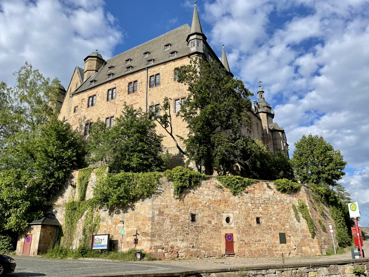 Marburg, located on the banks of the Laan River in central Hesse, Germany, is a historic university town with a population of approximately 77,000. Built on a hillside, the city boasts a well-preserved medieval old town, where colorful wooden houses, narrow streets, and steep staircases create a unique cityscape. Marburg Castle, perched atop a hill, dates back to the 11th century and overlooks the entire Laan Valley. The famous St. Elizabeth's Church is a prime example of early German Gothic architecture. The University of Marburg was founded in 1527, and the Brothers Grimm studied there, where they began collecting folk tales, forging a deep connection between the city and Grimm's Fairy Tales. In 2021, Marburg's old town was inscribed on Germany's provisional World Heritage List.