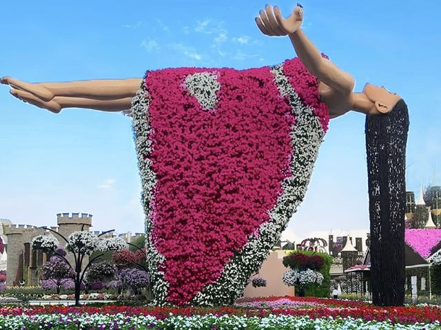 A Floral Oasis of Wonders! 🇦🇪