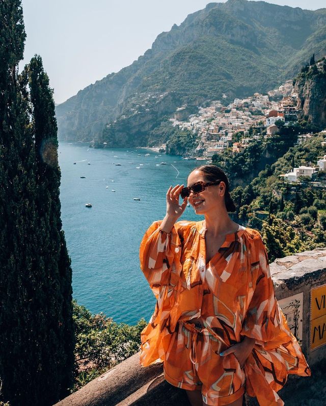 🌊🇮🇹 Positano Panorama: A Glimpse into the Breathtaking Cliffs of the Amalfi Coast!🏞️🌅