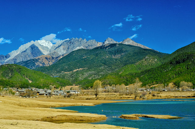 去了麗江5次，我找到了這個玉龍雪山下的靜謐村莊 湖泊，草地，雪山牛羊 是我夢想中的油畫景色