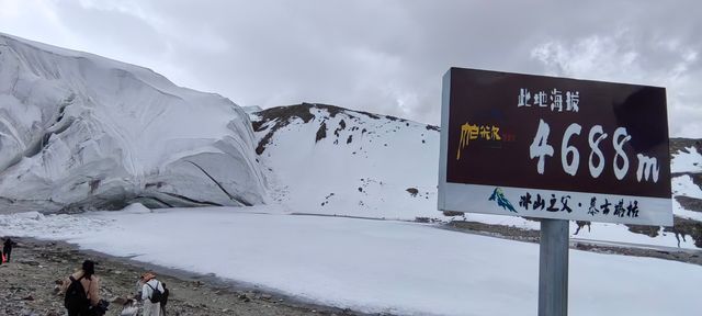 慕士塔格峰位於中國新疆維吾爾自治區阿克陶縣與塔什庫爾幹塔吉克自治縣交界處，海拔7546，其雄偉高大的