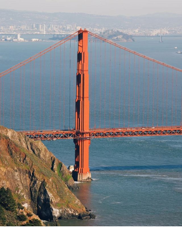 晨曦下的傳奇：穿越舊金山金門大橋的視覺盛宴