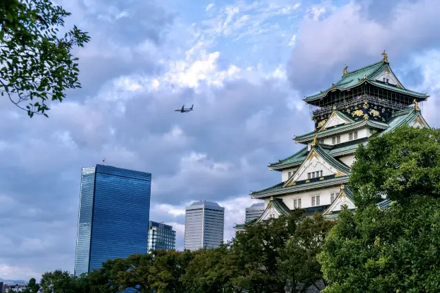 Osaka Castle Park | A prime spot for cherry blossom viewing