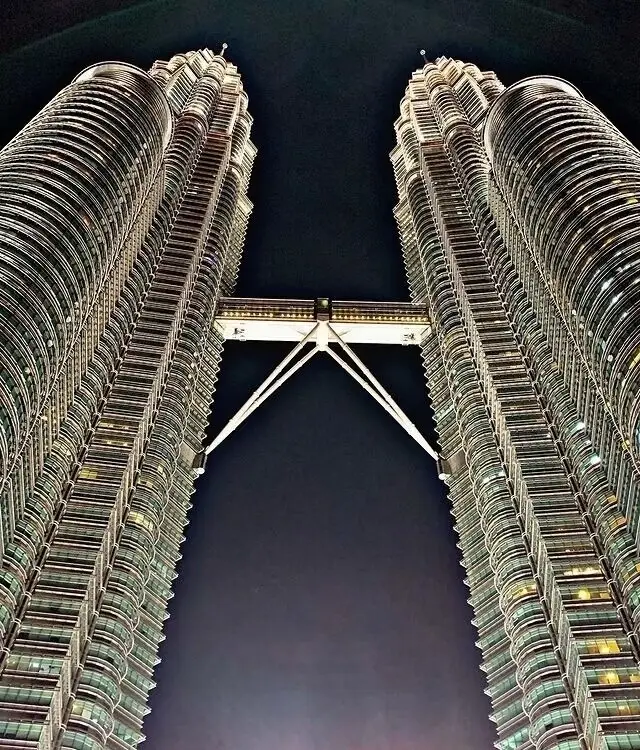 マレーシア、クアラルンプールの夜景、双子塔サロマ歩行者天橋