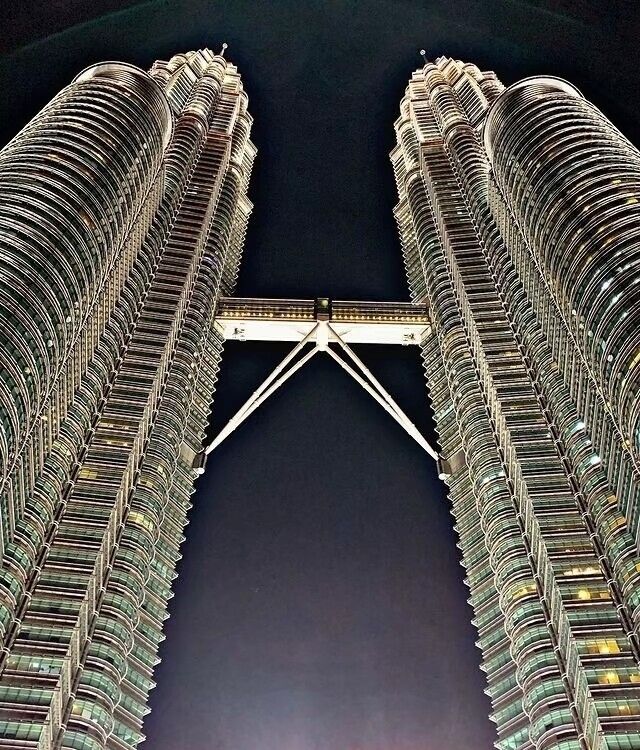 馬來西亞吉隆坡夜景，雙子塔莎羅馬行人天橋