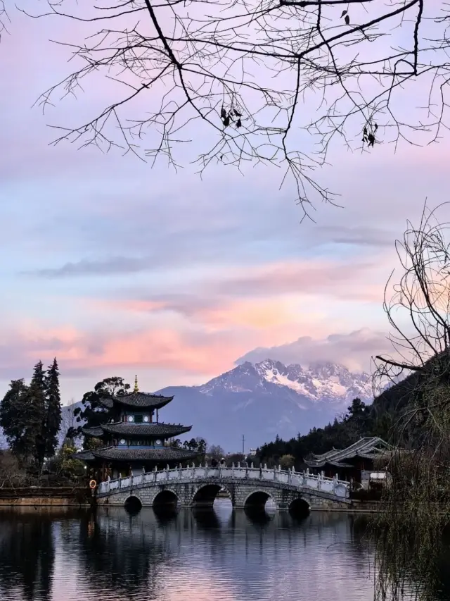 Don't miss the Zhongyi Night Market where locals from Lijiang love to visit!
