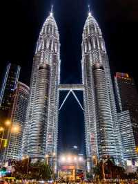 The Petronas Twin Towers in Malaysia 🇲🇾