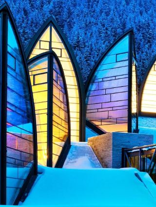 Swiss Bliss 🏔️🇨🇭: Unwind at Tschuggen Grand Hotel!