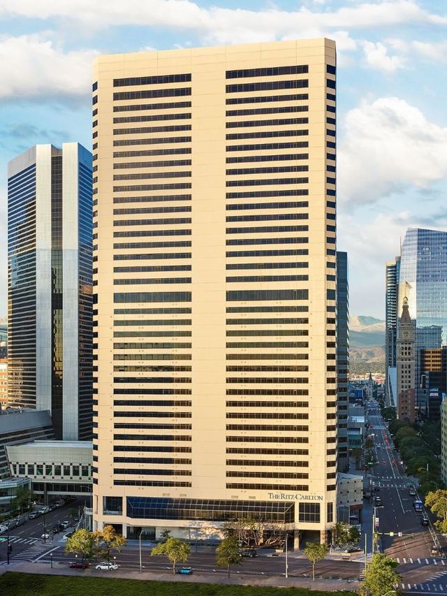🏔️✨ Denver Dreams: Luxe Sleeps at The Ritz-Carlton! 🌟