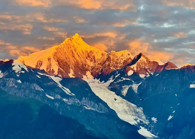 ยอดเขาคาวาเกอโปแห่งแสงอาทิตย์ส่องทองคำ