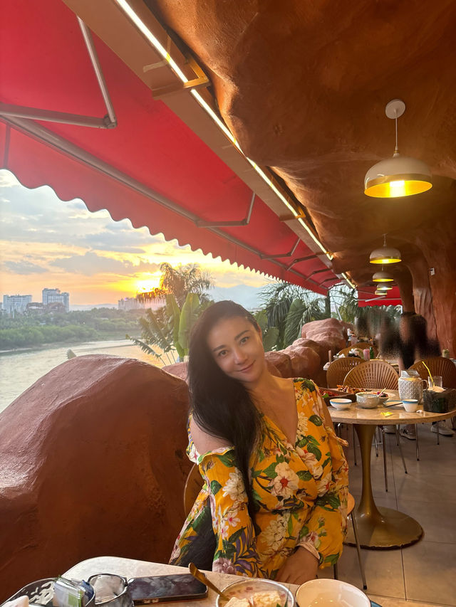 享受美食，欣賞霓虹江景，盡在湄南江景。