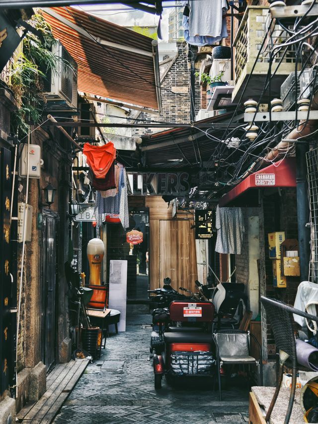 漫步在上海里弄的悠閒時光。
