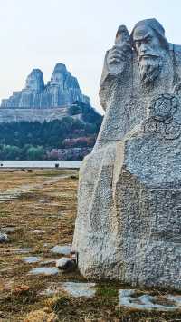河南鄭州黃河風景名勝區｜炎黃二帝塑像。