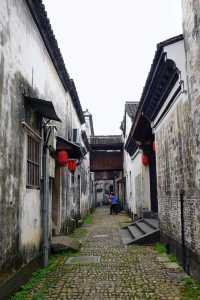 青石板路，白牆黛瓦寫滿歲月悠長。