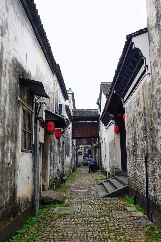 青石板路，白牆黛瓦寫滿歲月悠長。