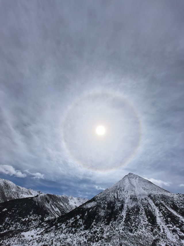 2025年首次登山，挑戰海拔4886米的雪馬山，大雪覆蓋，潔白無瑕