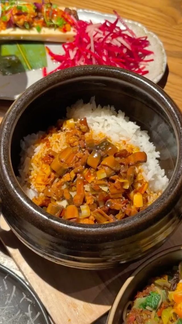 好奇怪啊！！！有幾棵樹長在天