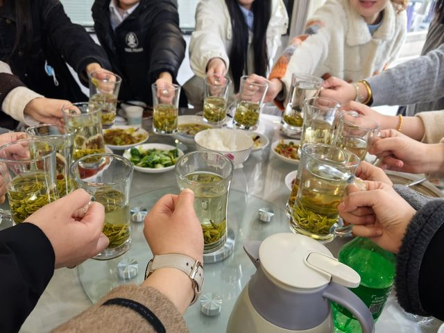 去梅家塢喝茶賞花吧