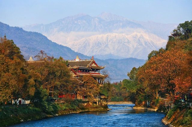 「滿城水色半城山」都江堰嘅雪山大片