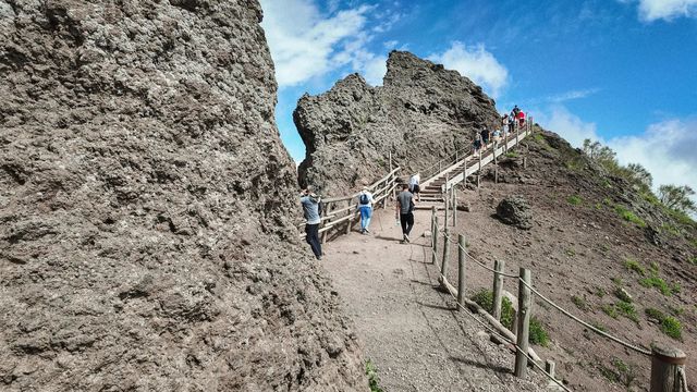 走進南意火山的心臟：維蘇威火山