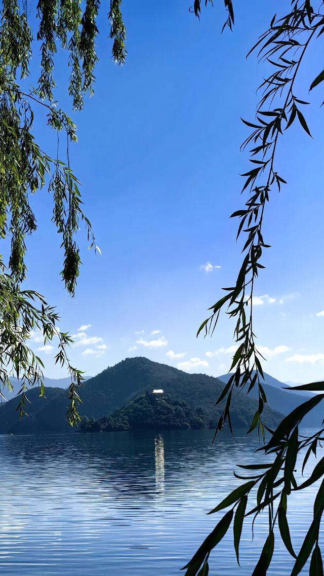 瀘沽湖：墜入凡間的藍色詩行