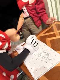 香港迪士尼真的對小月齡寶寶太友好啦！帶住娃來慶祝生日，全程開心到不想走～