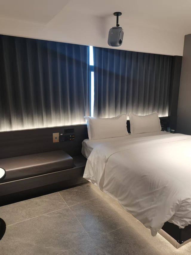 Chongqing Lianglukou | Prime Spot by Metro! Surrounded by Attractions! Free City Views!