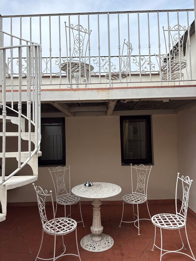 Ideal Riverside Apartment with Rooftop Access