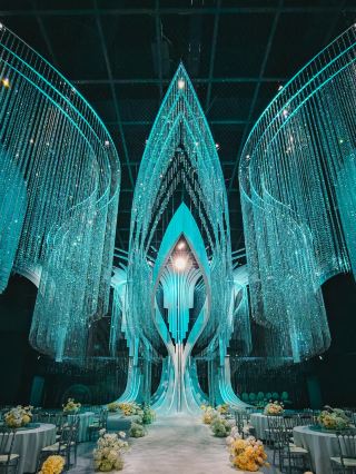 Having a wedding in such a dreamy banquet hall, how happy must that be!
