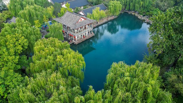 濟南的秋天，若有十分美，五龍潭必占七分。