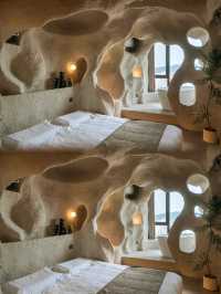 青島這家民宿絕了！洞穴風房間把山海都裝進了「石窟」裡～