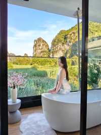 棲於明仕聚寶盆,一窗山水一窗福 推開門,喀斯特的青黛便撞進眼底——「畫山雲野Scenic山水度假