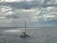 對聖托里尼印象大多來源於它藍白一面的浪漫，但其實粗獷美也是聖托里尼鮮少宣傳的一張名片！Fira為中心