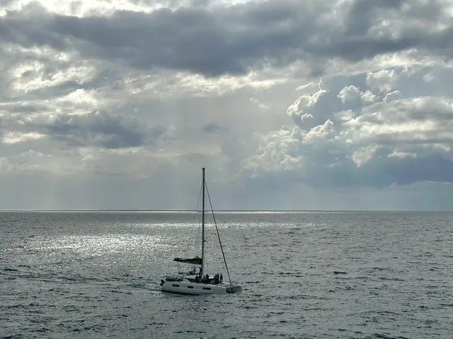 對聖托里尼印象大多來源於它藍白一面的浪漫，但其實粗獷美也是聖托里尼鮮少宣傳的一張名片！Fira為中心