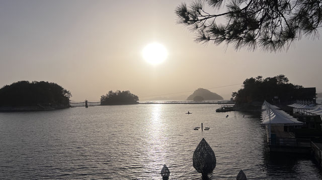 千島湖的藍綠美學 周末逃離城市計劃get!這裡的湖水清澈見底,連呼吸都是甜的~ - 必打卡景點 千島湖的藍綠美學 周末逃離城市計劃get!這裡的湖水清澈見底,連呼吸都是甜的~ - 必打卡景點