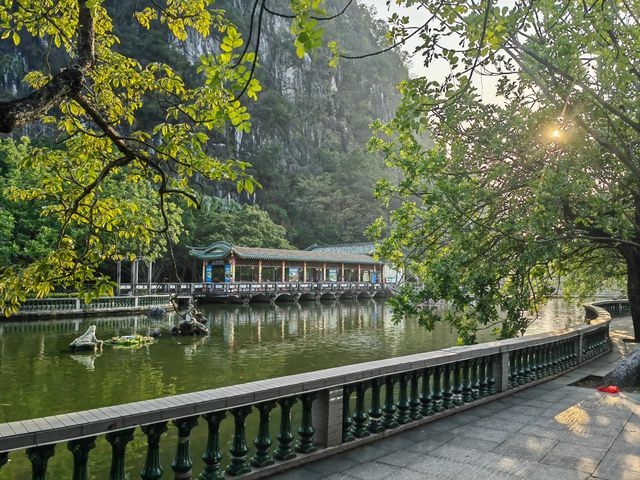 肇慶七星岩|闖入仙氣縈繞的山水畫卷紅蓮橋噴霧封神! 在嶺南也能看「小桂林」!七星岩的喀斯特地貌+ 肇慶七星岩|闖入仙氣縈繞的山水畫卷紅蓮橋噴霧封神! 在嶺南也能看「小桂林」!七星岩的喀斯特地貌+