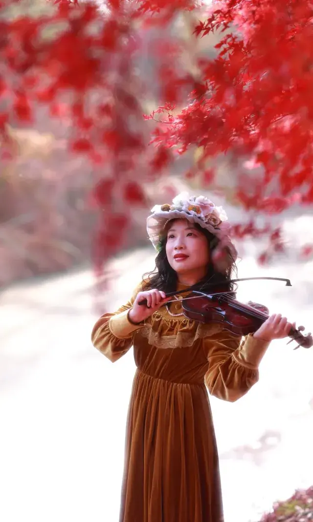 你在人潮擁擠的西湖邊,我在花開海上紅楓自由自在 你在人潮擁擠的西湖邊,我在花開海上紅楓自由自在