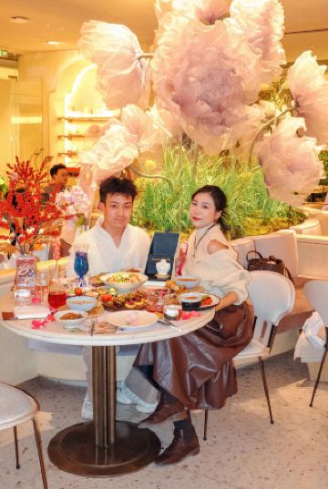 Мой парень привёл меня сюда на День святого Валентина... Меня окружает романтика.