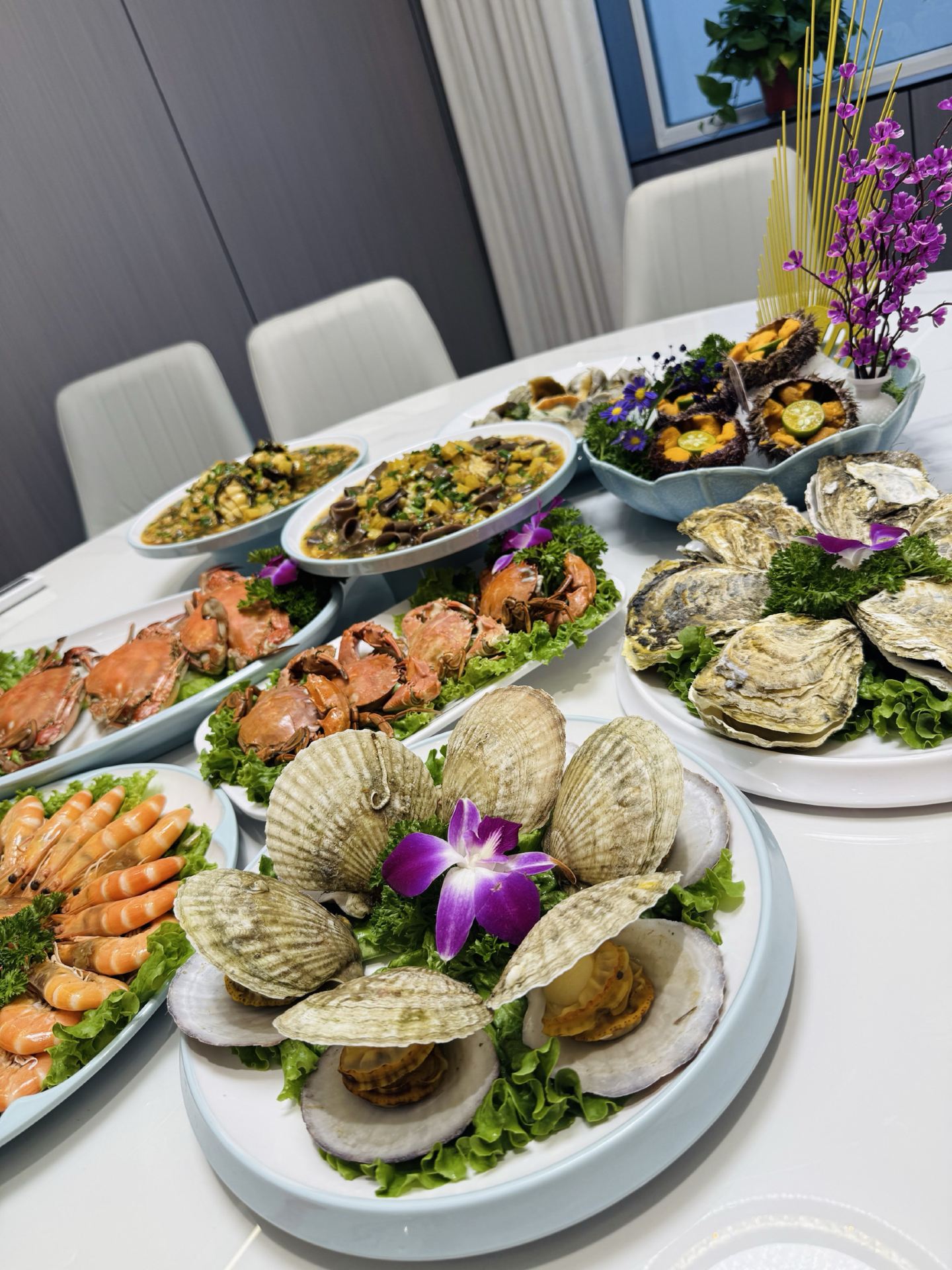 Lazy tourist in Bayuquan! Enjoy a bite at a 35-year-old seafood restaurant along the way.