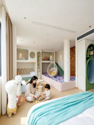 ฉันเจอโรงแรมที่ดีมากในเฉาโจว และฉันชอบห้องสำหรับครอบครัวนี้มาก ๆ เลย!! โรงแรมนี้ตั้งอยู่ในเมืองเก่าเลย!! เดินไปถนนไพฟางแค่ประมาณ 5 นาทีเอง!