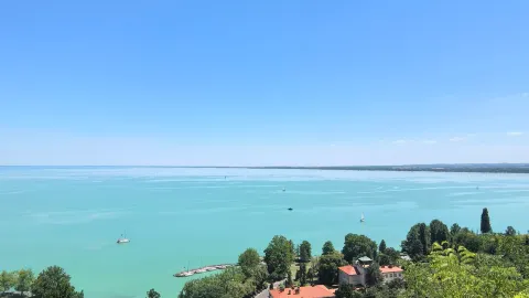 ทะเลสาบบาลาตอน "ทะเล" ที่ใหญ่ที่สุดและสวยที่สุดในยุโรปกลาง — traveler post in Balatonfured